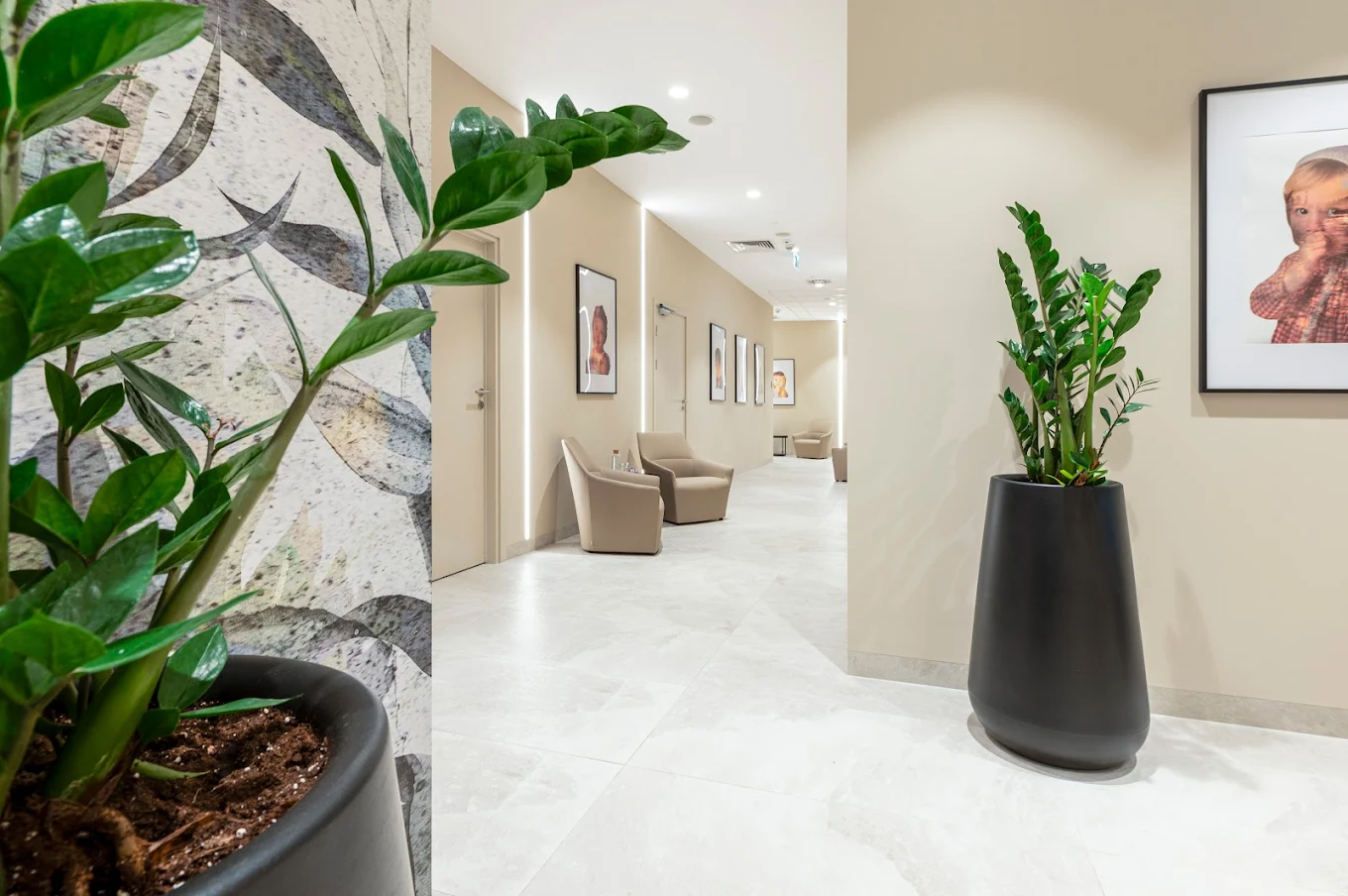 Сучасний інтер'єр медичного центру Protos